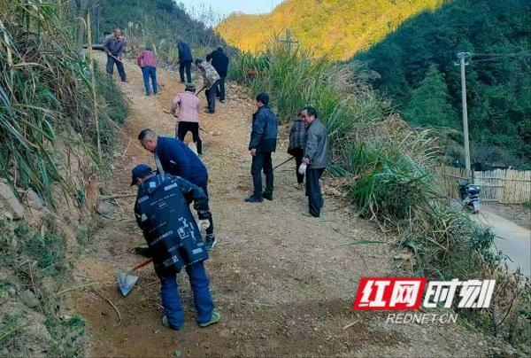 白果脚村村民对村子道路进行整修。