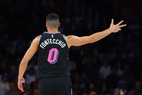 情况不妙！丰泰基奥强攻得手并造成库里5犯 后者被迫下场