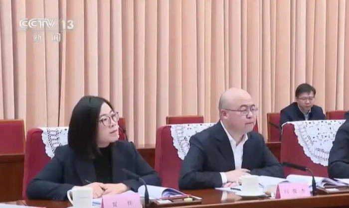 ▲闫俊杰（右）在座谈会上 据央视新闻