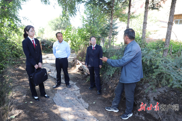 定西市渭源县法院法官李秋艳（右二）回访当事人了解道路通行情况。新甘肃·甘肃日报通讯员侯建清 摄