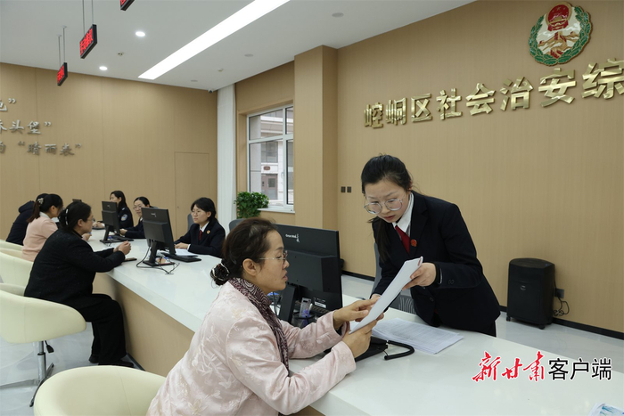 平凉市崆峒区综治中心入驻法官解答群众的法律疑问。（图片由省法院提供）