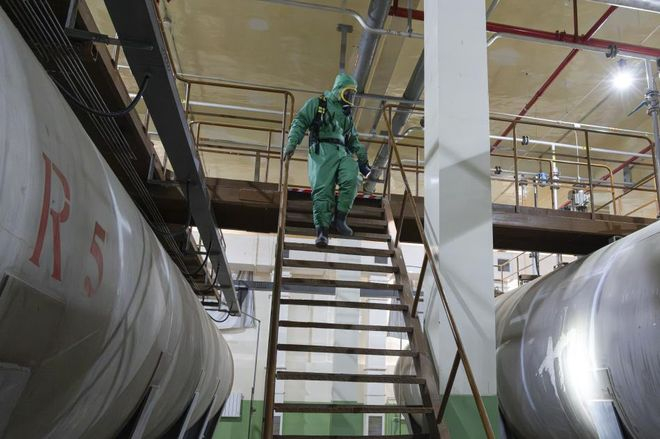↑2025年11月24日，工作人员在加注库区进行推进剂加注前检查。新华社记者 李明刚 摄