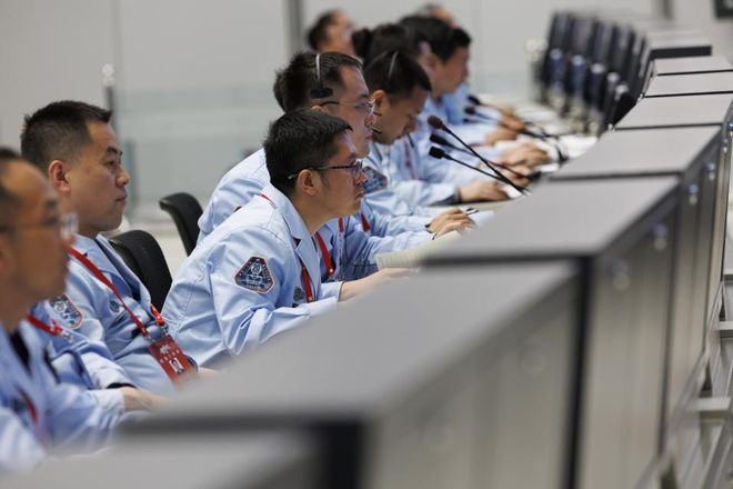 ↑2025年4月24日，工作人员在北京航天飞行控制中心监测交会对接情况。新华社记者 金立旺 摄