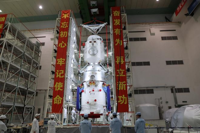 ↑2025年11月12日，神舟二十二号飞船从工作支架上吊出。新华社发（李裕祥 摄）