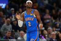 闲庭信步！亚历山大持球假动作晃晕阿伦 随后轻松上篮得手