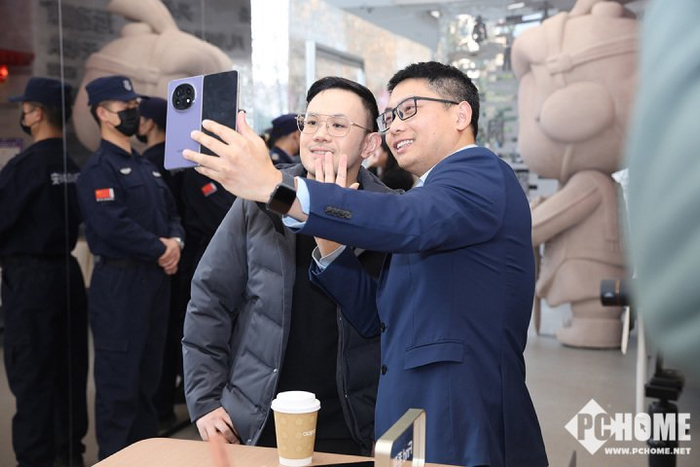 泰国驻华外交官（左一）在OPPO西安旗舰店体验OPPO科技国潮产品Find N5