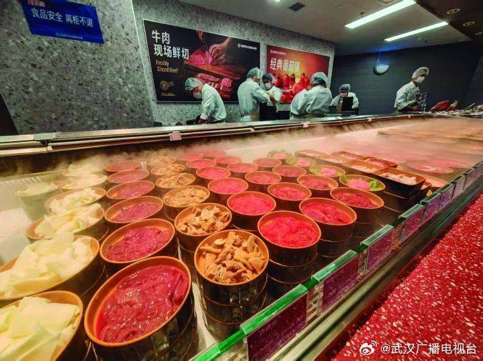 ​海底捞大排档火锅店食材档口的各种鲜切肉。记者 丁鹏 摄