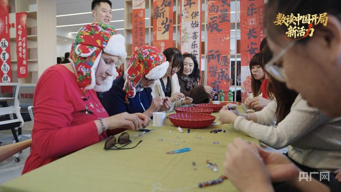 中俄游客一起过新年（央广网发  黑河市委宣传部供图）