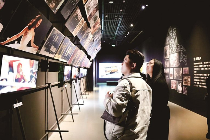 观众在参观“我家的两岸故事”山东巡展。马翔宇摄/光明图片