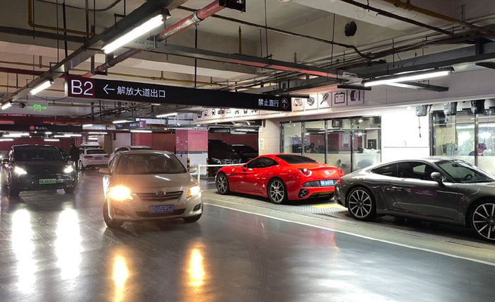 武商MALL地下停车场。记者杨荣峰 摄