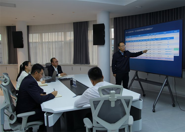 嘉峪关市纪委监委专案组在大数据办案中心分析研判案情。