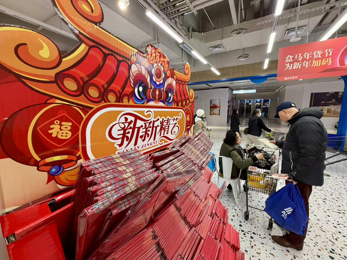 新奇的、讨口彩的商品受消费者喜爱。劳动报记者贡俊祺 摄影