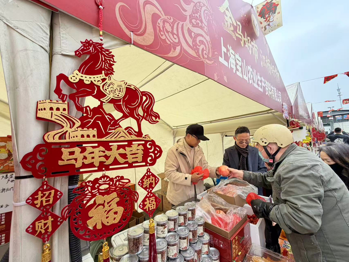 市民现场采买各类年货。劳动报记者贡俊祺 摄影