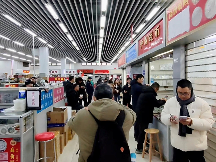 上海卢工邮币卡市场内交易马年纪念钞、纪念币火爆。新京报贝壳财经记者俞金旻摄