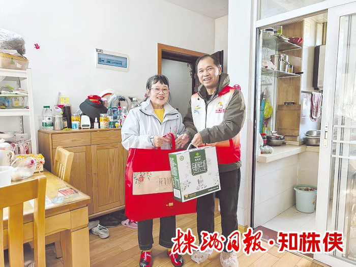 袁未名（右）参加贺家土街道志愿服务队慰问活动。受访者 供图