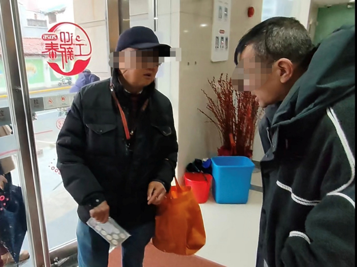 工行上海黄浦中华路支行“黄牛”走进大厅向兑换市民收购马年纪念币、钞。新京报贝壳财经记者俞金旻 摄