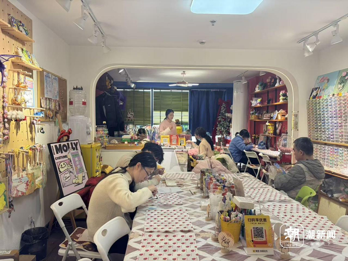 找乐子·手作杂货铺近期90%以上客人是冲着拼豆来的。记者 陶韬摄