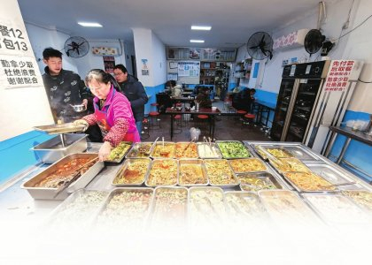 达州千味园快餐店内，热气腾腾的菜品陆续端出。曾业摄