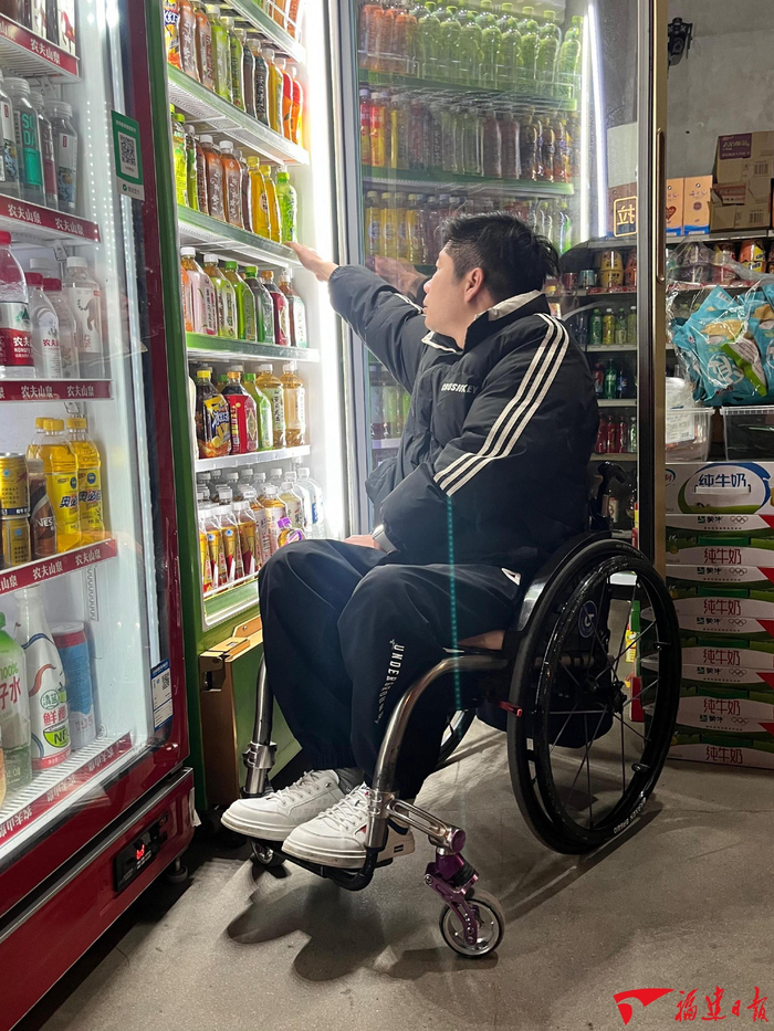 叶青经营的食品店种类多样、价格便宜。