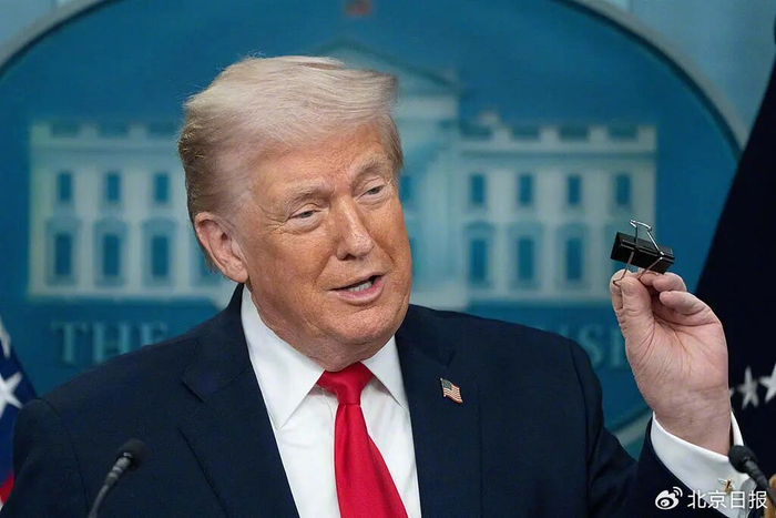 ​当地时间1月20日，特朗普在白宫举行的新闻发布会上讲话。图源：视觉中国