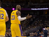 左手有附加动作！詹姆斯持球强攻 被吹进攻犯规