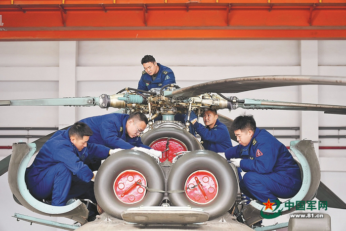 　　机械技师检修维护直升机。邓柳 摄