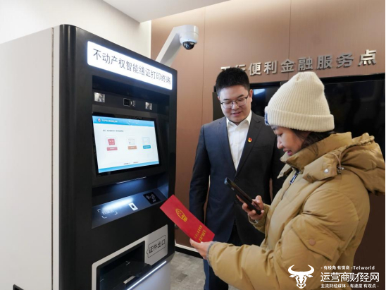 居民朱女士现场打印并领取房产证