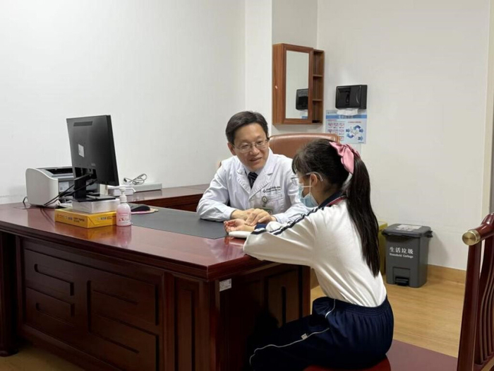 南方医科大学珠江医院中医科主任医师王明正在为患者号脉。受访者供图