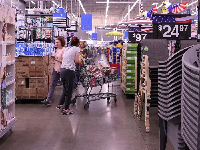 2025年5月20日，顾客在美国加利福尼亚州洛杉矶县一家沃尔玛商店内采购商品。新华社发（邱晨摄）
