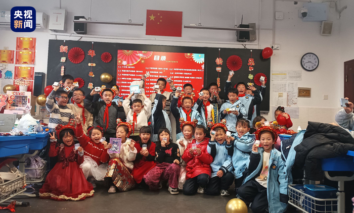 2025年元旦，刘楚熙（第二排左一）与同学们的合影。