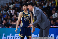 全能表现！徐杰12中5拿到15分4板6助2断 首节独得10分