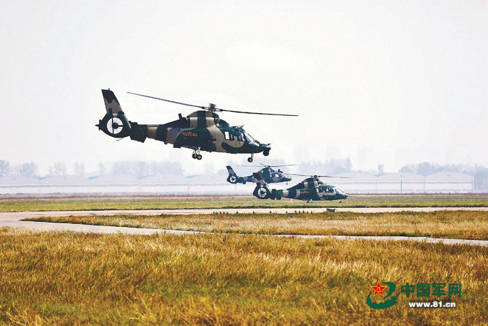 　　陆军航空兵学院某旅开展编队飞行训练。郭文博 摄