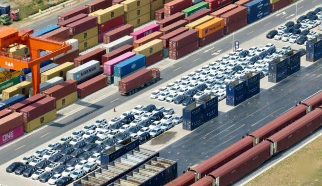 ▲在合肥派河港铁路物流基地等待装车出口的新能源汽车