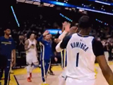 勇士第三节狂轰44分！库明加压哨上篮追至14分 主场球迷起立鼓掌