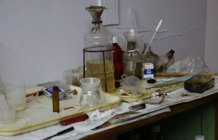 杂乱堆放的实验器材。图源：金华消防