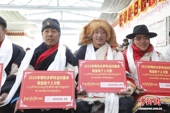 图为阿里地区改则县物玛乡萨玛龙村村集体经济分红仪式现场。改则县融媒体中心 供图