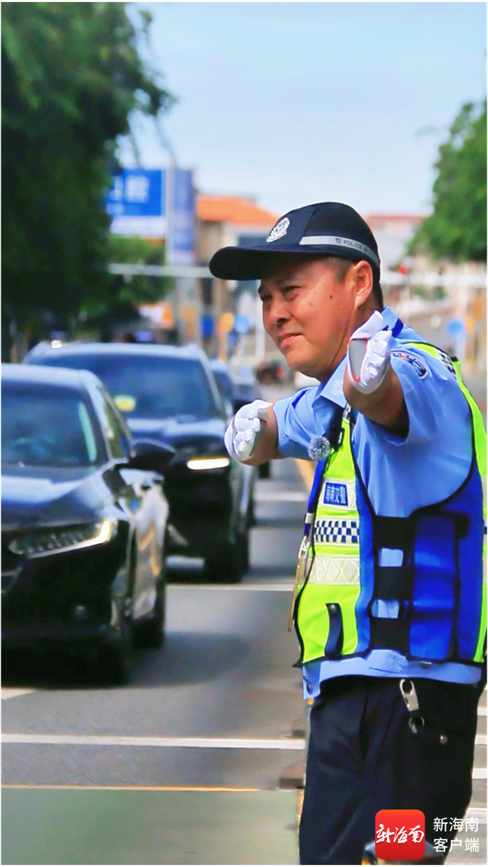 黄吴华在路口指挥交通。东方公安供图