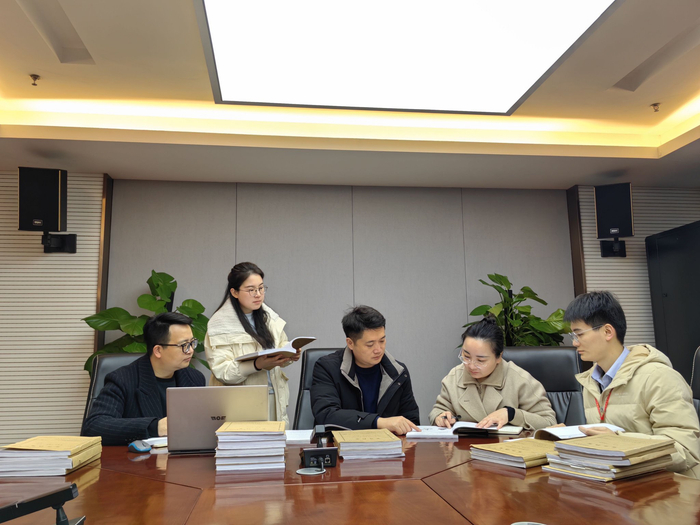 图为安徽省马鞍山市纪委监委工作人员围绕案情进行研讨。吴沧石 摄