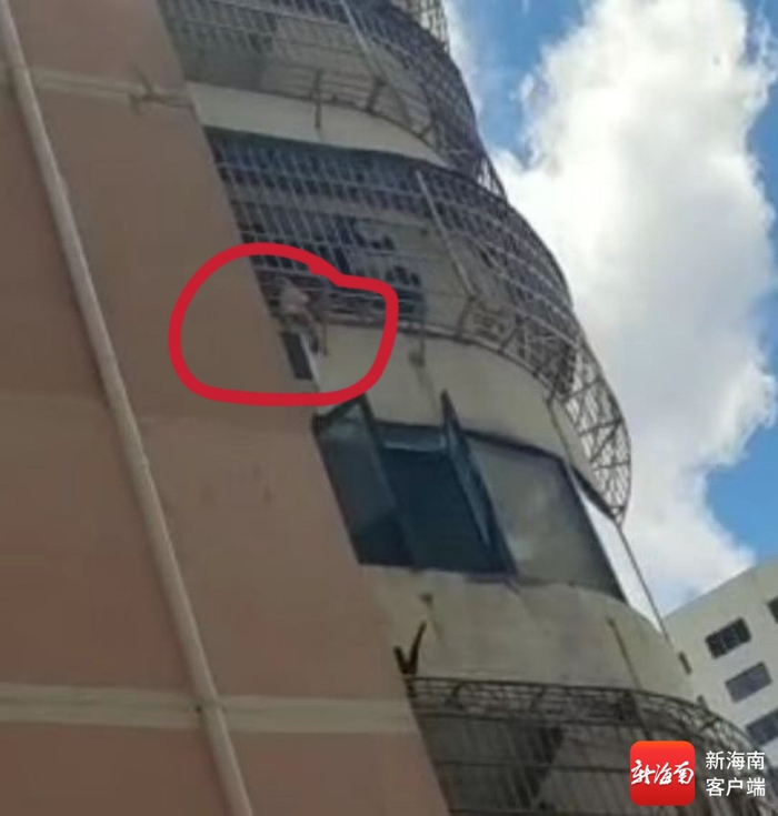 事发时小孩被困防护栏上。视频截图