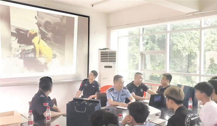 特警大队组织孩子们观看警示教育视频。昌江警方供图