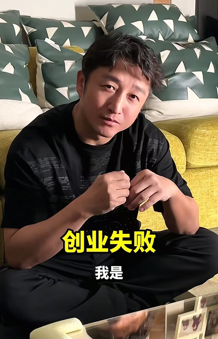 拳王邹市明创业失败后,妻子自曝家庭节俭开支:水费每月100元,儿子午饭