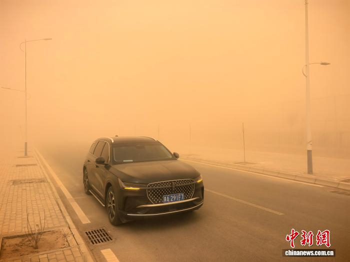图为2025年3月26日茫崖遭遇强沙尘暴天气。史坤忠 摄