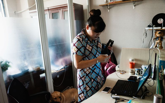 周彤通过读屏软件进行新媒体运营工作。首都文明办供图