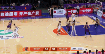 利刃穿心！罗汉琛体前变向过掉孙铭徽 中路突击滑翔上篮得手