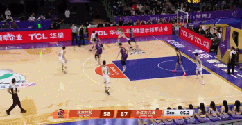 神来之笔！雷琼·塔克接球抢投 准压哨三分打板命中