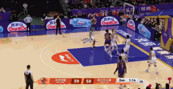 持续发力！雷琼·塔克反击上篮得手 帮助广厦将分差拉开20分以上