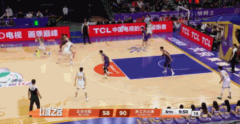 高难度！雷琼·塔克罚球线晃动 迎着防守正面强投打板命中