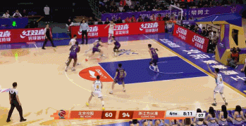 歪打正着！赵岩昊三分投到板边 胡金秋篮板顺势中投压哨命中