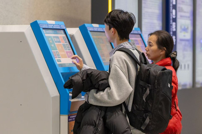 旅客正使用自动售票机。李舜 摄
