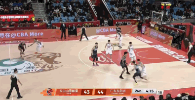 眼花缭乱！姜伟泽弧顶蝴蝶穿花过人欧洲步拉杆上篮得分